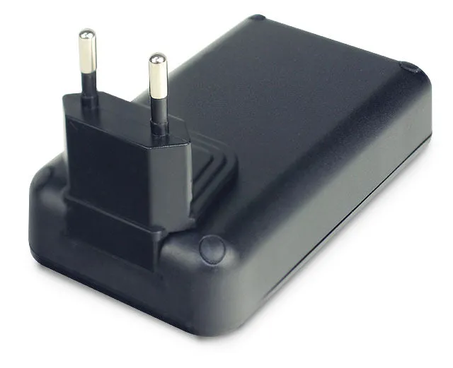 Digital camera travel charger for Nikon batteries